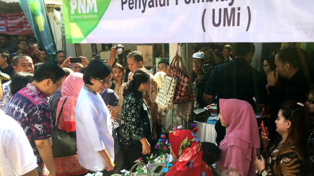 Menteri Keuangan Sri Mulyani saat melakukan kunjungan Sinergi Program Pemerintah untuk Kesejahteraan Rakyat di Desa Sindangsari, Kabupaten Serang, Banten. Foto: Elsa Toruan/kumparan