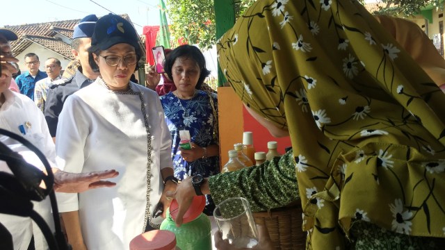 Menteri Keuangan Sri Mulyani minum jamu Warga Desa Sindangsari saat melakukan kunjungan Sinergi Program Pemerintah untuk Kesejahteraan Rakyat di Desa Sindangsari, Kabupaten Serang, Banten. Foto: Elsa Toruan/kumparan