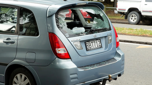Kaca mobil pecah usai insiden penembakan yang terjadi di masjid Al Noor di Christchurch, Selandia Baru. Foto: Reuters