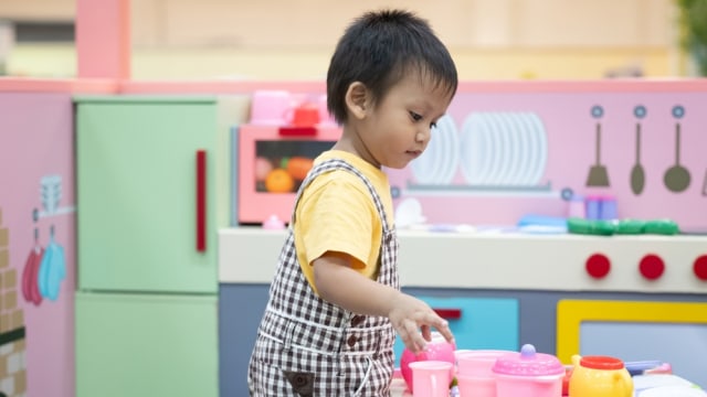 Ilustrasi anak laki-laki main masak-masakan. Foto: Shutterstock