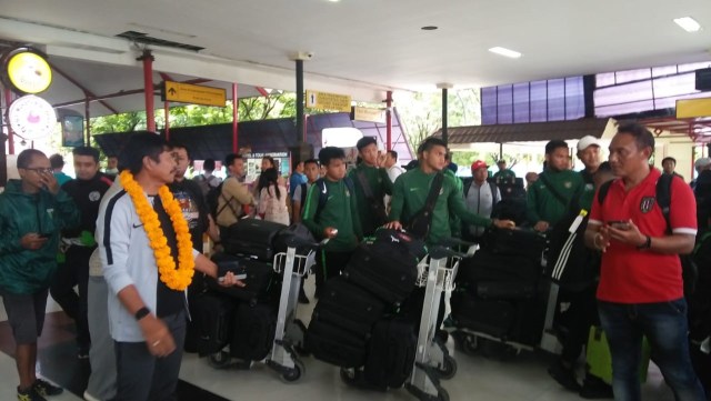 Timnas U - 22 saat tiba di Bandara Ngurah rai, bali, Jum'at (15/3) - kanalbali/KAD)