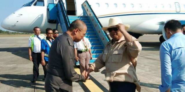Prabowo tampak mengenakan topi koboi saat turun dari pesawat di Bandara Hang Nadim, Kamis (14/3/2019). (Foto: Batamnews)