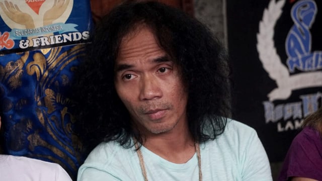 Personel SLANK, Akhadi Wira Satriaji alias Kaka, dalam acara peluncuruan video klip #Barengjokowi di Markas Slank. Foto: Dicky Adam Sidiq/kumparan