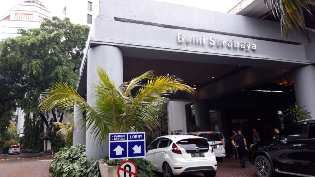 Tampak depan Hotel Bumi Surabaya, difoto pada Jumat (15/3). Pagi hari di tempat ini, KPK menangkap Ketum PPP Romahurmuziy. Foto: BASRA/Fahmi Aziz