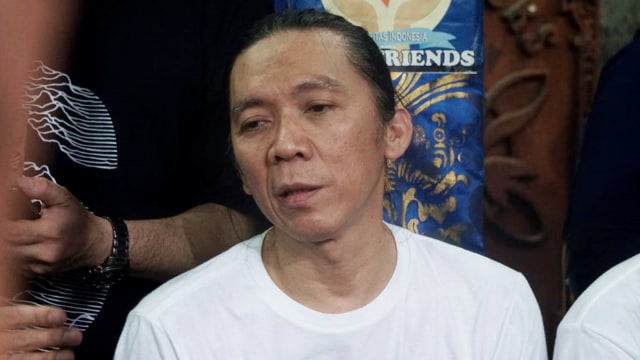 Personel SLANK, Bimo Setiawan Almachzumi alias Bimbim dalam acara peluncuran video klip #Barengjokowi di Markas Slank. Foto: Dicky Adam Sidiq/kumparan