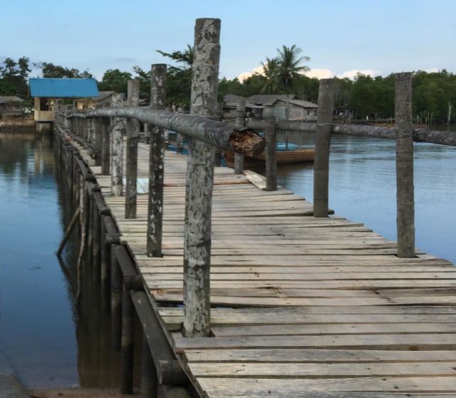 Kondisi jembatan kayu Kampung Lepan yang mulai rapuh / F. Umay
