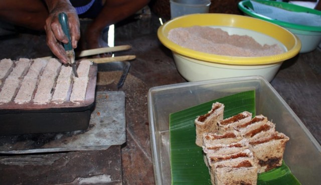 Sagu bakar khas Serui, Kabupaten Kepulauan Yapen. (BumiPapua.com/Agies Pranoto)