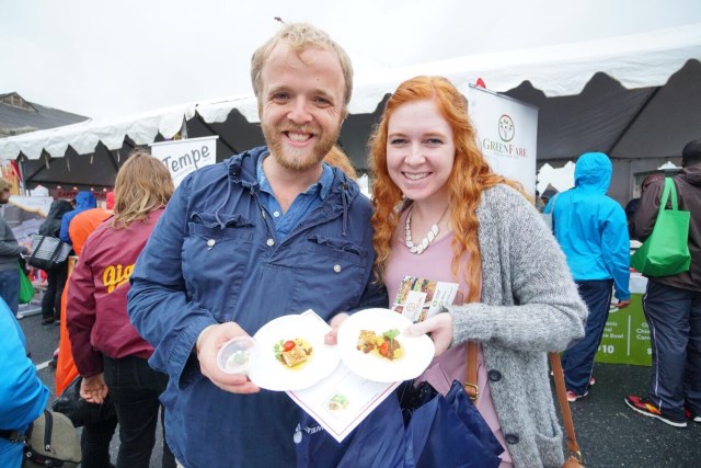 Warga Washington, DC sedang mencoba menu tempe di Festival Kuliner DC Veg Fest. Foto: KBRI Washington, DC 