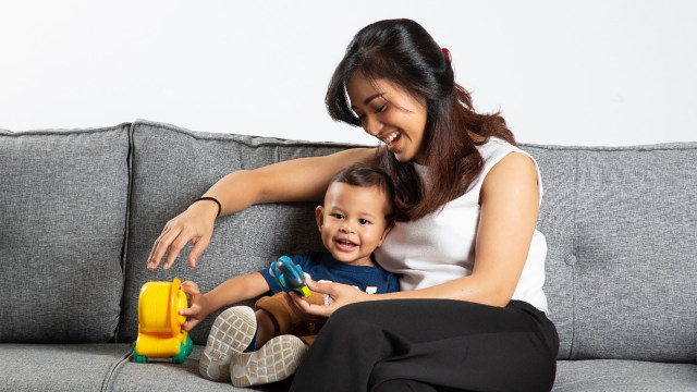 Ilustrasi seorang ibu bermain dengan anaknya. Foto: Aditia Noviansyah/kumparan