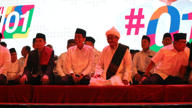 TGB (kiri) saat mendampingi Jokowi di acara tablig akbar Jokowi di Medan Foto: Rahmat Utomo/kumparan