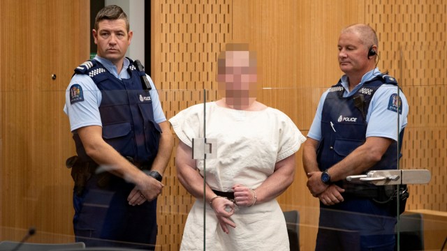 Brenton Tarrant, yang didakwa melakukan pembunuhan terkait dengan serangan di masjid, dibawa ke ruang sidang di Pengadilan Christchurch, Selandia Baru. Foto: Reuters