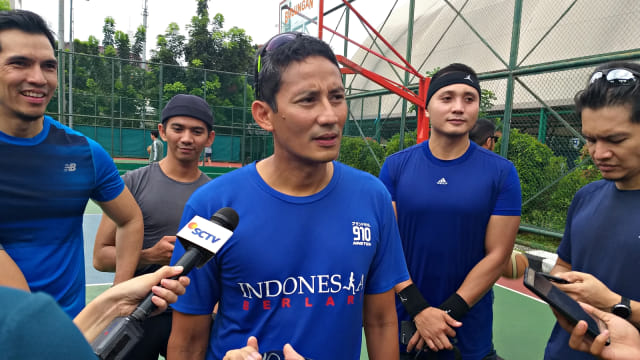 Cawapres nomor urut 02, Sandiaga Uno saat berbicara kepada awak media di Gor Bulungan. Foto: Paulina Herasmaranindar/kumparan