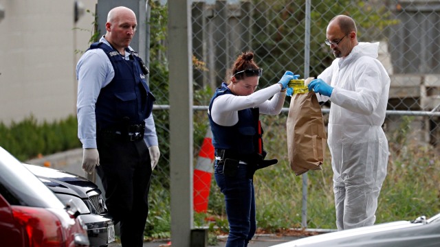 Polisi dan pekerja forensik saat bekerja di luar Masjid Al Noor di Christchurch, Selandia Baru. Foto: Reuters/Jorge Silva