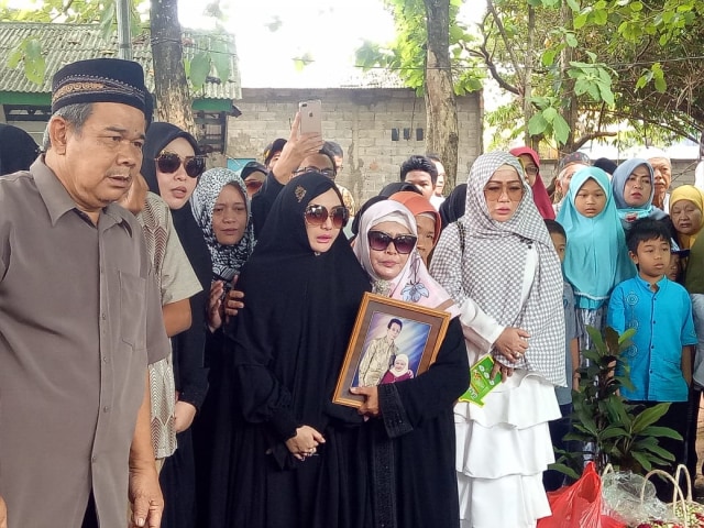 Suasana pemakaman ayah Eddies Adelia, Sabtu (16/3) Foto: DN Mustika Sari