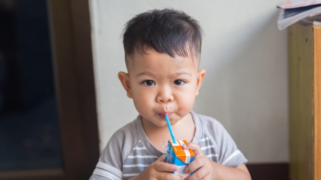 Ilustrasi Anak Minum Jus. Foto: Shutterstock