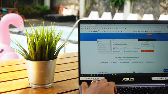 Ilustrasi mencari tiket pesawat di Traveloka. Foto: Abil Achmad Akbar/kumparan