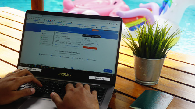 Ilustrasi mencari tiket pesawat di Traveloka. Foto: Abil Achmad Akbar/kumparan