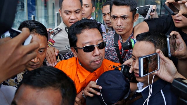 Ketua Umum PPP, Romahurmuziy berjalan keluar Gedung KPK usai diperiksa. Foto: Helmi Afandi/kumparan