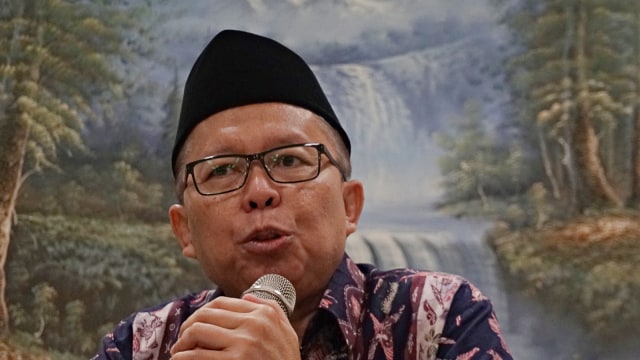 Sekjen PPP Asrul Sani saat memberikan pemaparan kepada pers terkait penetapan status tersangka Ketua Umum PPP, Romahurmuziy oleh KPK di DPP PPP, Jakarta. Foto: Fanny Kusumawardhani/kumparan