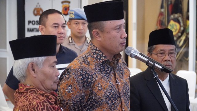 Dari kiri, Ketua Forum Kerukunan Umat Beragama (FKUB) Provinsi Jawa Barat Rahfani Ahyar, Kapolda Jawa Barat Inspektur Jenderal Agung Budi Maryoto, dan Ketua Umum MUI Jawa Barat Prof. KH Rahmat Syafi'I memberikan pernyataan terkait terror di Selandia Baru. (Ananda Gabriel) 