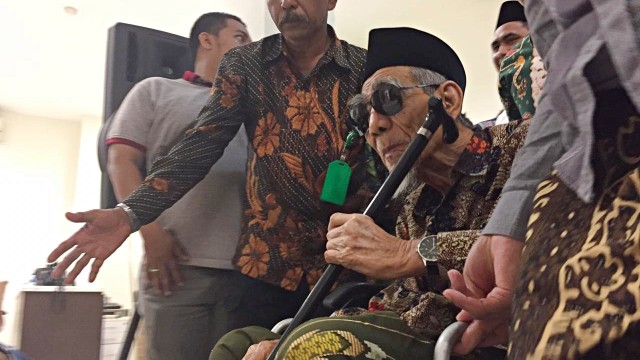Mbah Moen saat menyambangi DPP PPP. Foto: Lutfan Darmawan/kumparan