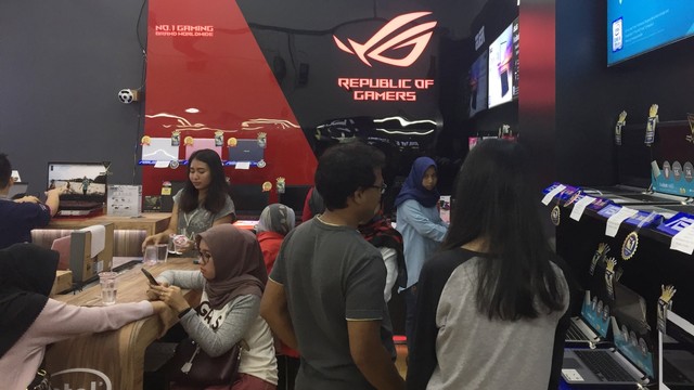 Suasana di Harco Mangga Dua, Pusat Penjualan Laptop di Jakarta Utara, Sabtu (16/3). Foto: Abdul Latif/kumparan