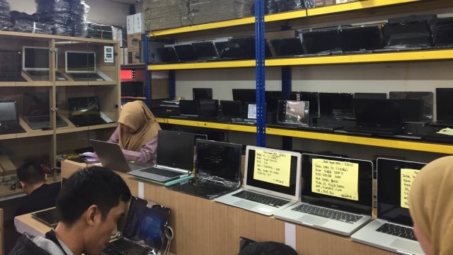 Suasana di Harco Mangga Dua, Pusat Penjualan Laptop di Jakarta Utara, Sabtu (16/3). Foto: Abdul Latif/kumparan
