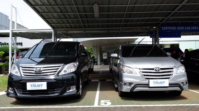Toyota Innova dan Alphard bekas Foto: Aditya Pratama Niagara/kumparanOTO