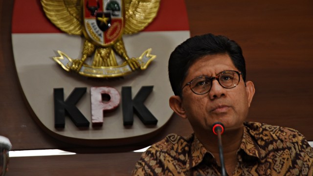 Wakil Ketua KPK Laode M. Syarief memberikan keterangan tentang kasus dugaan suap terkait seleksi pengisian jabatan pimpinan tinggi di Kementerian Agama pada konferensi pers di gedung KPK, Jakarta. Foto: Antara/Indrianto Eko Suwarso