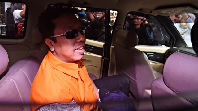 Ketum PPP Romahurmuziy mengenakan rompi tahanan seusai menjalani pemeriksaan di gedung KPK, Jakarta. Foto: Antara/Indrianto Eko Suwarso