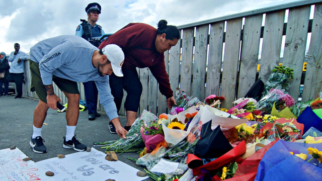 Warga meletakkan bunga di depan Masjid Wellington, Kilbirnie, Wellington, Selandia Baru. Foto: Antara/Ramadian Bachtiar