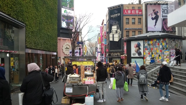 Jalanan Myeongdong, Seoul, Korea Selatan, pusat kuliner kaki lima. Foto: Khiththati/acehkini