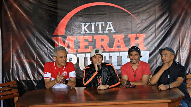 Gubernur Jawa Tengah Ganjar Pranowo bersama perwakilan Slank, Bimbim, Ridho dan Ivanka saat gelar konferensi pers terkait persiapan Apel Kebangsaan, di Semarang. Foto: Afiati Tsalitsati/kumparan