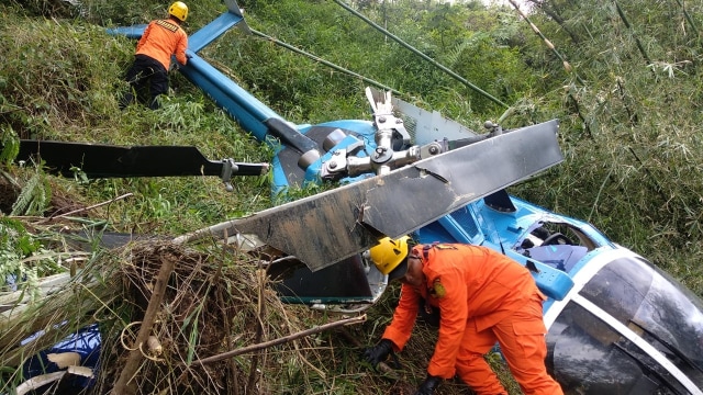Petugas Basarnas evakuasi Helikopter yang Jatuh di Tasikmalaya. Foto: Dok. Basarnas
