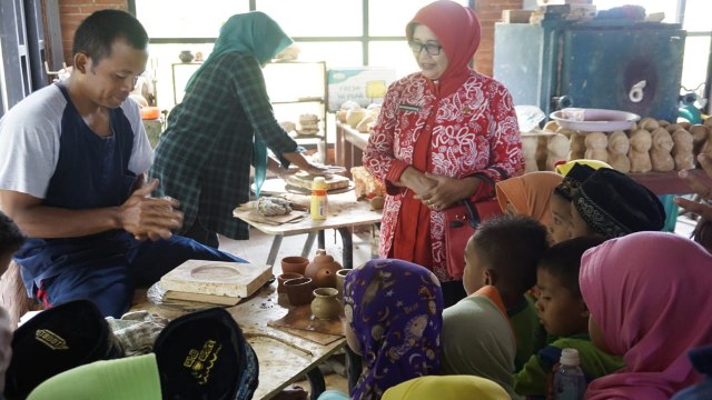 Siswa-siswi PAUD Mekarsari Kelurahan Tegal Gunung dan RA Muslimat 17 Desa Keser Kecamatan Tunjungan Blora, saat berkunjung ke Griya Keramik Blora, di Desa Balong. Sabtu (16/03/2019).
