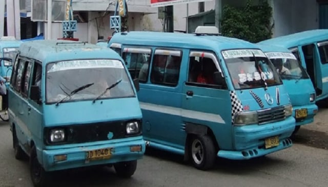 Angkot atau Pete-pete transportasi umum di Makassar.
