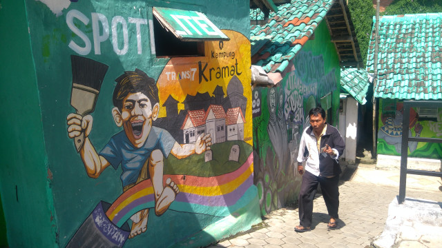 Salah seorang warga melintas di Kampung Kramat, Kota Malang, sabtu (16/3) (foto: Gigih Mazda/Tugu Malang).