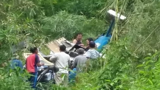 Sejumlah warga evakuasi helikopter yang jatuh di Tasikmalaya. (Foto: Dok. Istimewa)