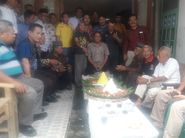 Panitia Pemekaran Kabupaten Indramayu Barat (PPKIB) melaksanakan syukuran di kediaman Daniar As di Desa Sukajati, Kecamatan Haurgeulis, Sabtu (16/3). (Nanang)