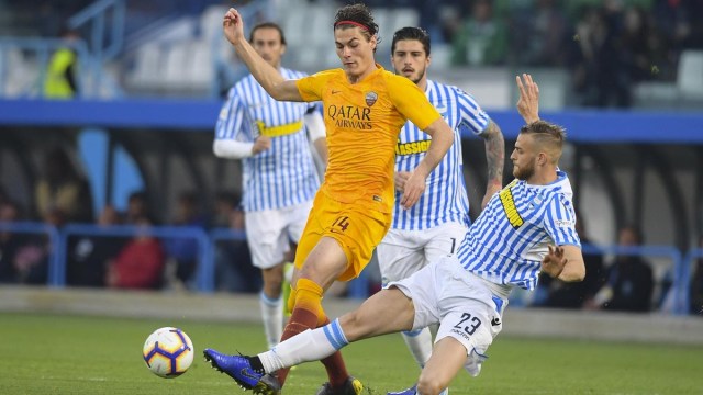 Pemain AS Roma, Patrik Schick, dijegal pemain SPAL. Foto: Twitter: AS Romaega