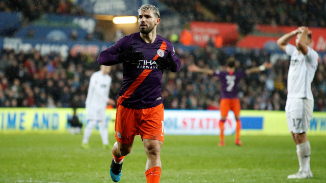 Sergio Aguero merayakan golnya ke gawang Swansea City. Foto: Reuters/John Sibley