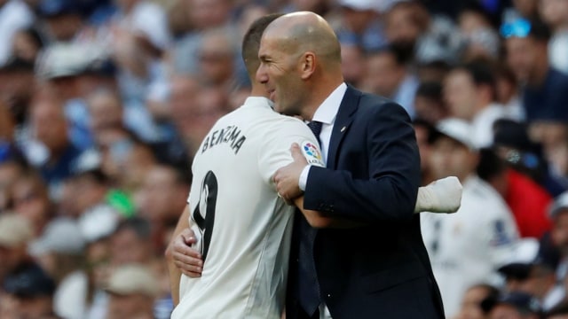 Zinedine Zidane memeluk Karim Benzema usai laga vs Celta Vigo. Foto: REUTERS/Susana Vera