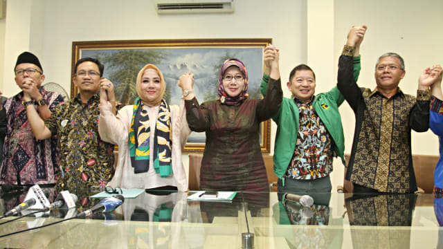 Plt Ketua Umum Partai Persatuan Pembangunan Suharso Monoarfa berfoto usai memberikan keterangan pers terkait hasil rapat pengurus harian  di kantor DPP PPP, Jakarta Foto: Antara/Reno Esnir