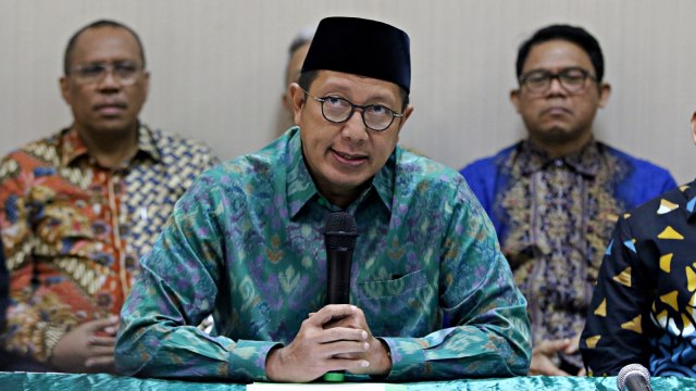 Menteri Agama Lukman Hakim Saifuddin memberikan keterangan pers terkait OTT kasus dugaan suap terkait seleksi pengisian jabatan pimpinan tinggi di Kementerian Agama, di Jakarta Foto: Antara/Nalendra