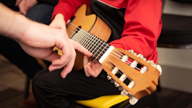 Ilustrasi anak bermain alat musik. Foto: Pixabay