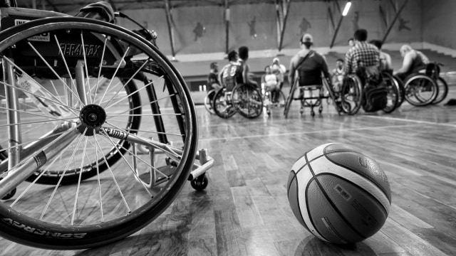 Teman-teman difabel Bandung mengikuti pelatihan "Bandung Wheelchair Basketball Exhibition" di GOR Padjadjaran Bandung. (Foto: Agus Bebeng/Bandungkiwari)