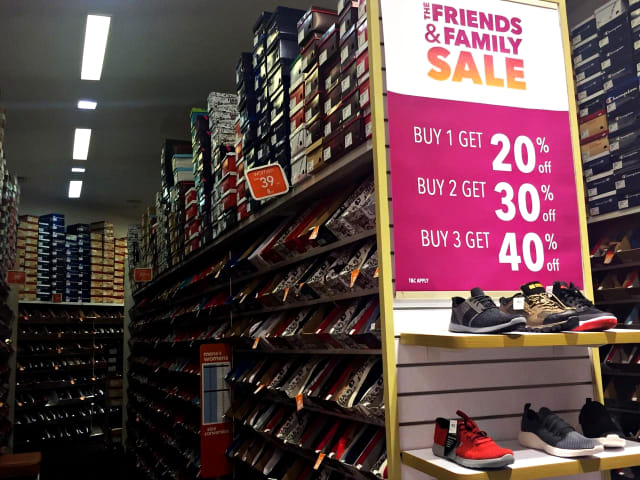 Sepatu yang dijual di gerai sepatu Payless di Pejaten Village, Jakarta Selatan, Minggu (17/3). Foto: Nurul Nur Azizah/kumparan