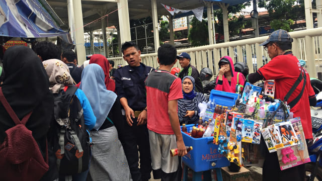 Para pedagang yang berjualan di bawah jembatan multiguna (Skybridge) Tanah Abang. Foto: Elsa Olivia Karina L Toruan/kumparan
