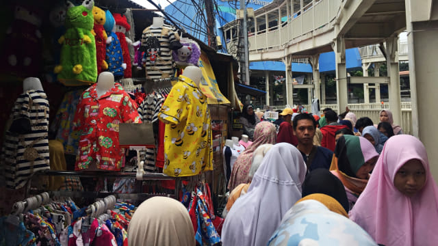 Para pedagang yang berjualan di bawah jembatan multiguna (Skybridge) Tanah Abang. Foto: Elsa Olivia Karina L Toruan/kumparan