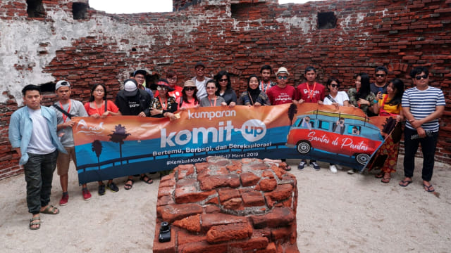 Peserta kumparan Komit-Up berfoto di Pulau Kelor, Pantai Ancol. Foto: Irfan Adi Saputra/kumparan